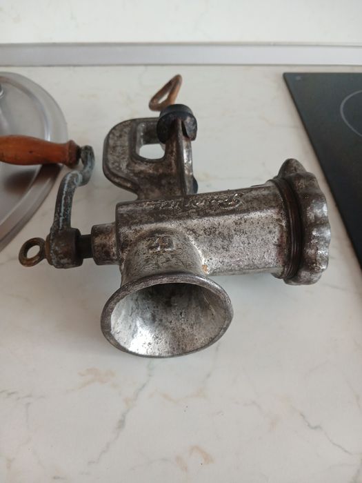 Чугунена месомелачка