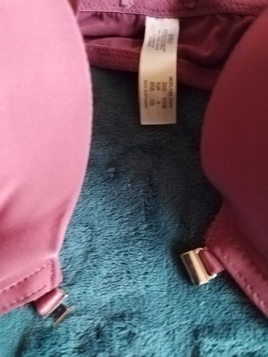 Sutien cu incidere fontala, visiniu de la: Secret Possessions! 85 B!