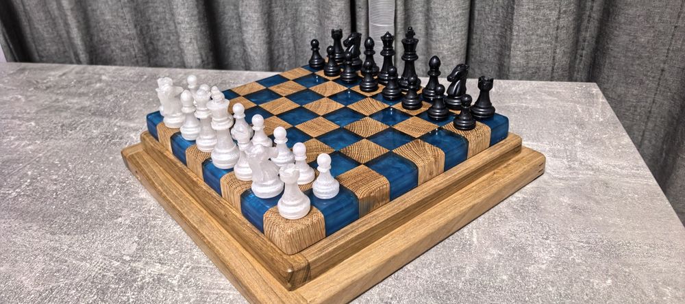 ШАХ - дърво (масив) и епоксидна смола, с LED осветление