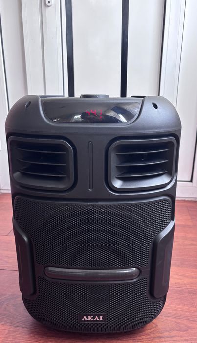 Boxă AKAI 50W cu microfon wireless inclus, folosită o singură dată, stare impecabilă!