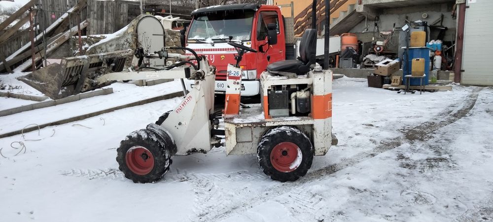 Închiriez mini încărcător frontal