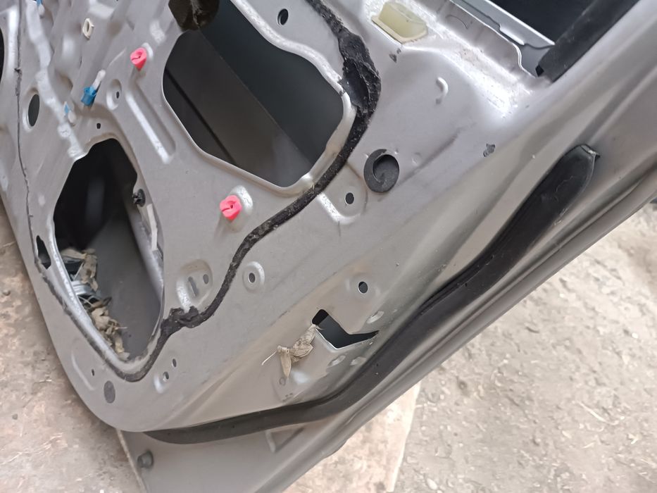 Дверь Toyota Raum
