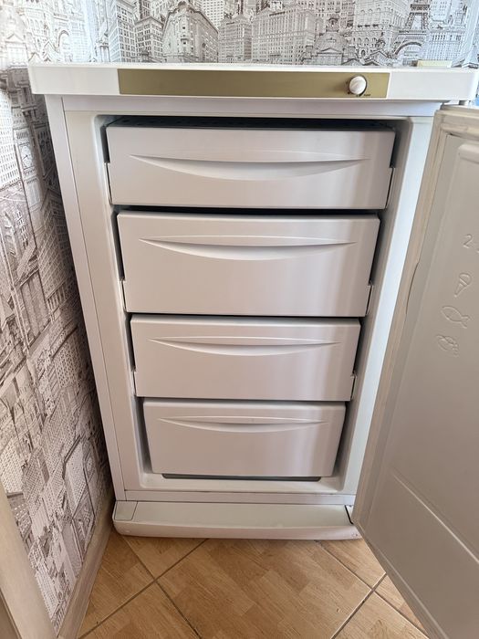 Морозильная камера Indesit.