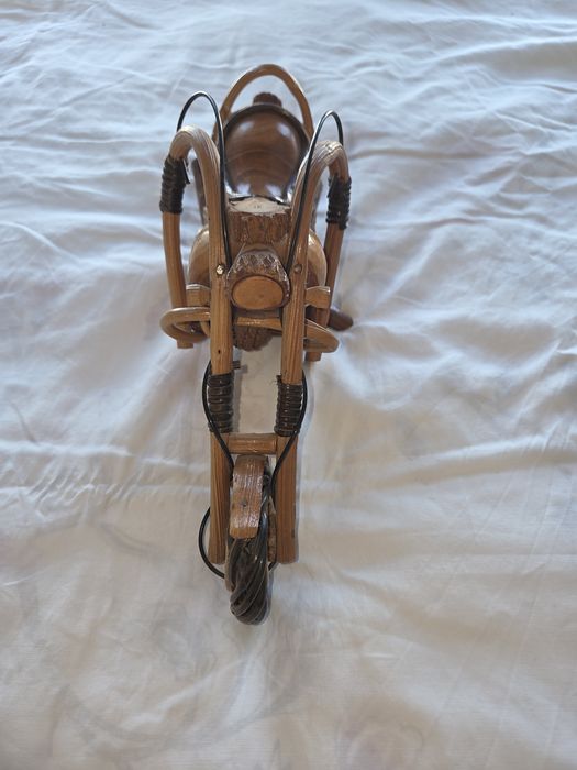 Machetă motocicletă masivă din lemn și rattan – Model Chopper XL (36 cm)