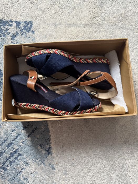 Женские босоножки