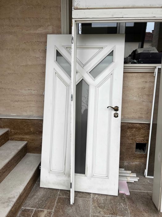 Интериорна  дървена ,бяла врата