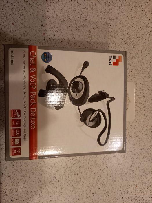 Камера за компютър със слушалки и микрофон