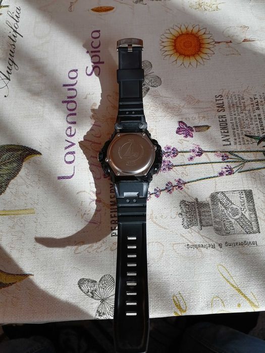 Часовник QIQ работи перфектно