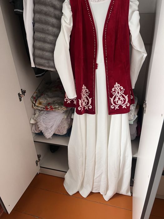 абайка и белая платья