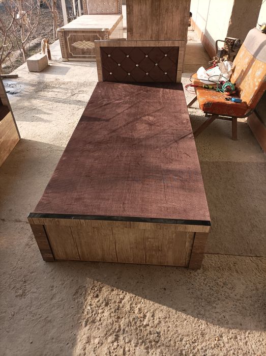 Spalniy divanlar tagi sandiqlik