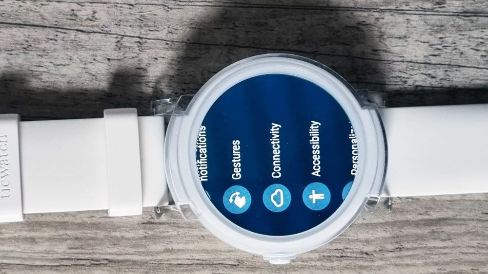 Smartwatch Ticwatch E Dama + Casti Realme Air 3 + Y39 Fitness Tracker