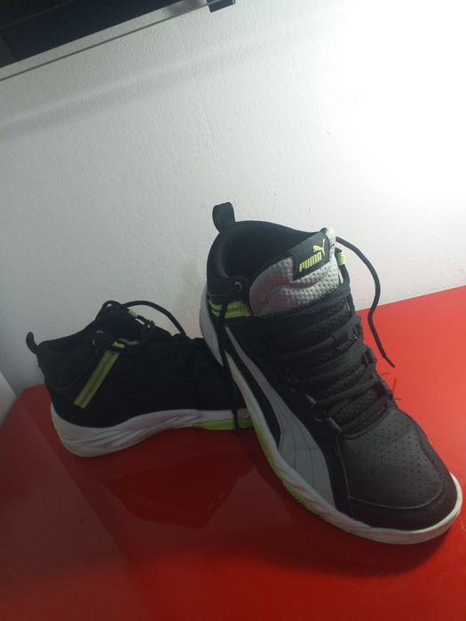 Adidași Puma aproape Noi