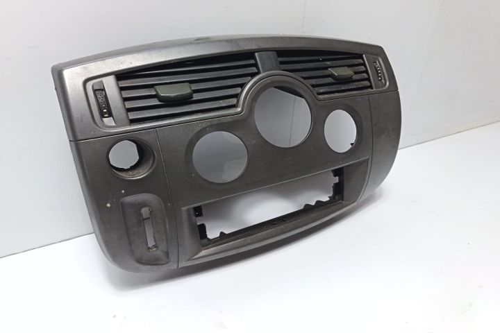 Grila ventilatie centrala cu ornament 8200140713 Renault Scenic a 2-a