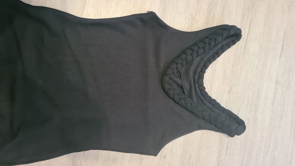 Черна бандажна рокля с изрязан гръб