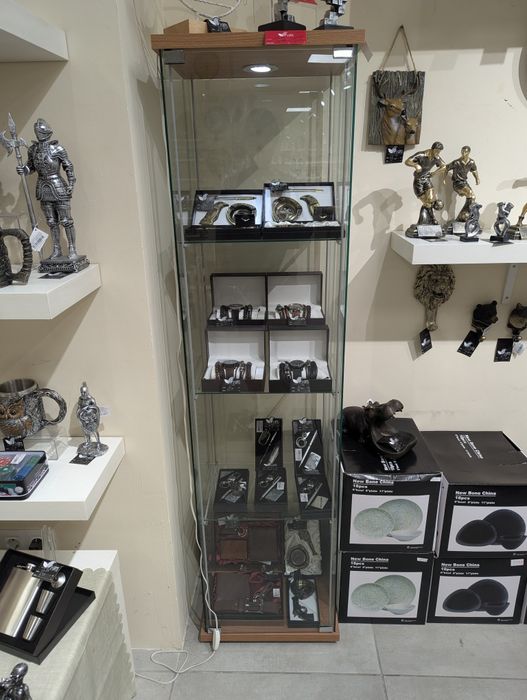 Стъклена витрина