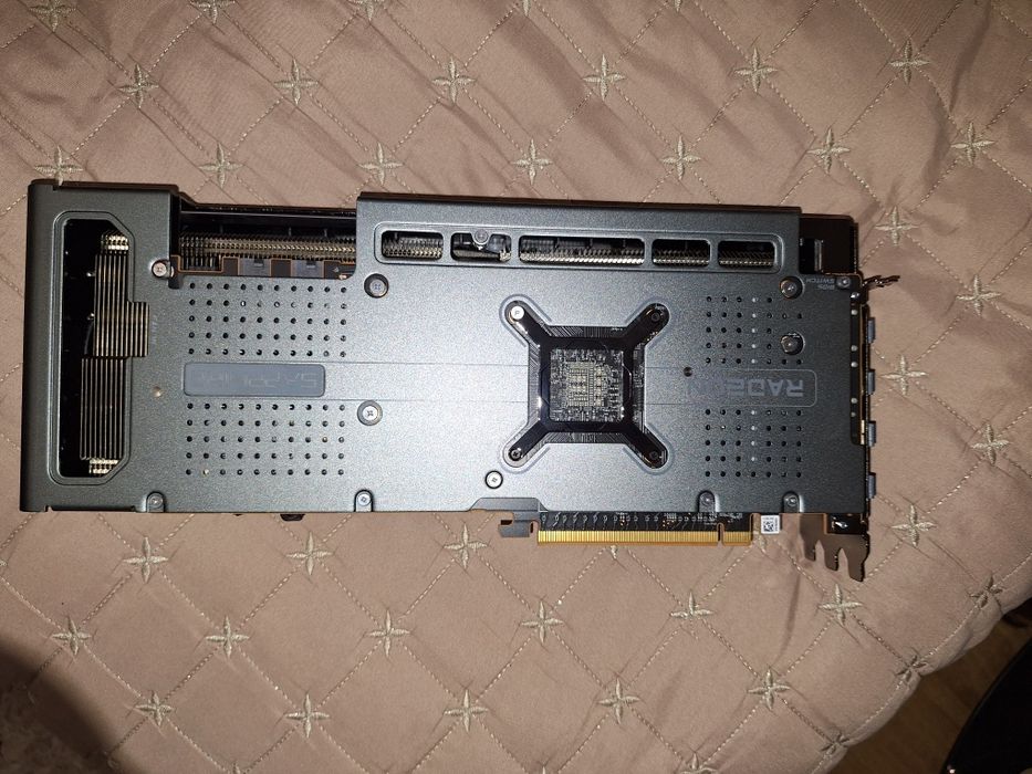 SapphierNITRO+ AMD Radeon™ RX 7800 XT
SAPPHIRE NITRO+ AMD Radeon™ RX