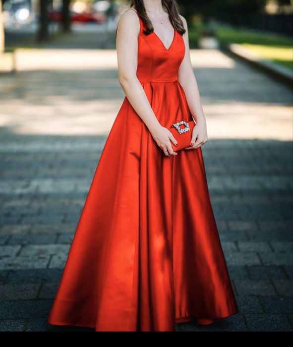 Червена бална рокля