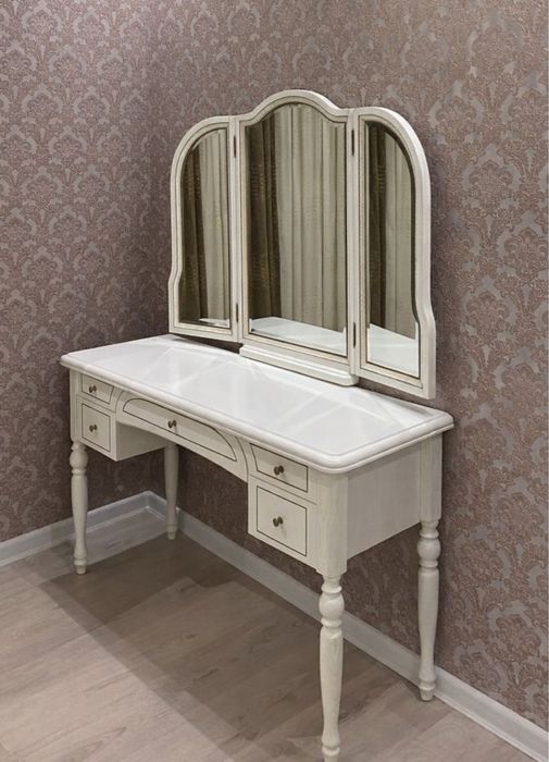 Туалетный стол с зеркалом