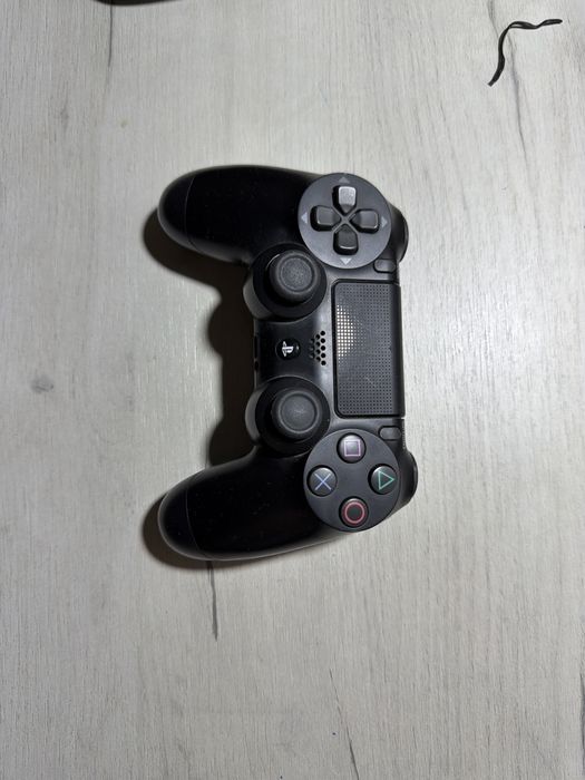 PS4 pro 1tb 2djoystika