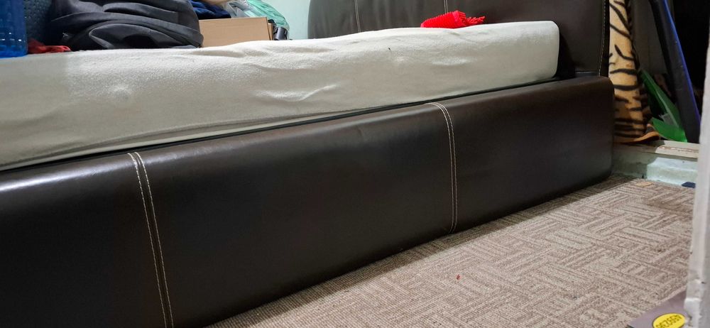 Pat cu somiera si tapiterie de piele