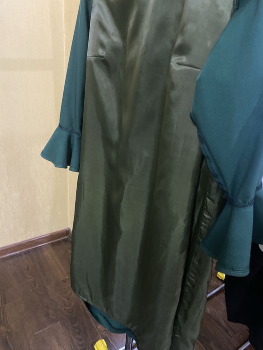 Элегантное изумрудное платье с воланами на рукавах