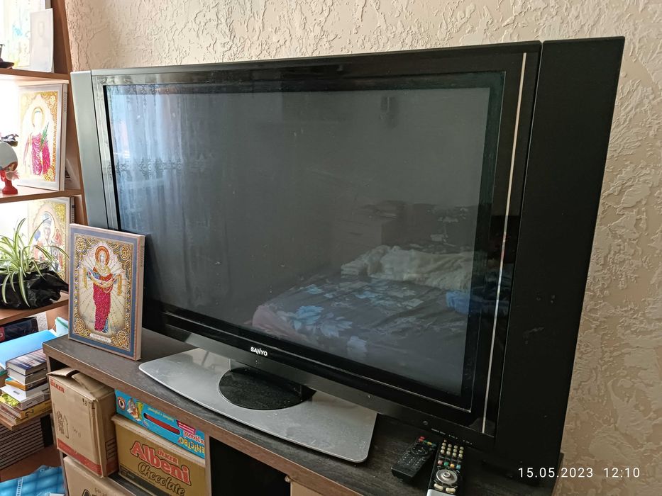 Продам телевизор на запчасти.