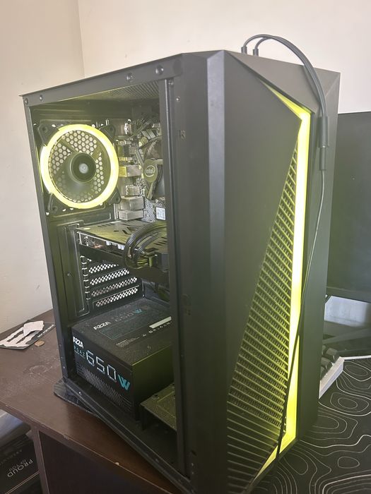 Геймърски компютър с целия сетъп