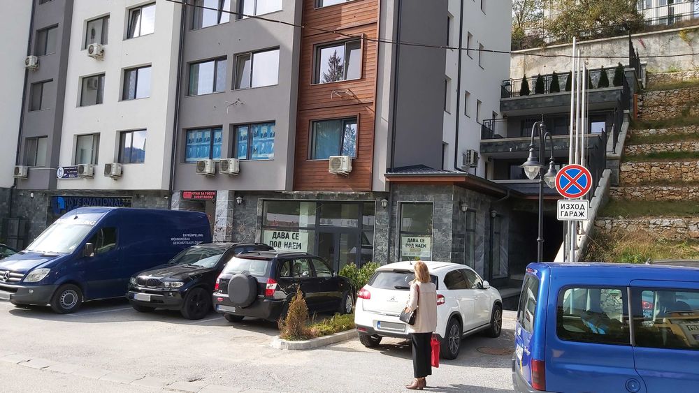 Дава се под наем Магазин в Смолян, Нов център - 206 кв.м за 900 € - Снимка #1