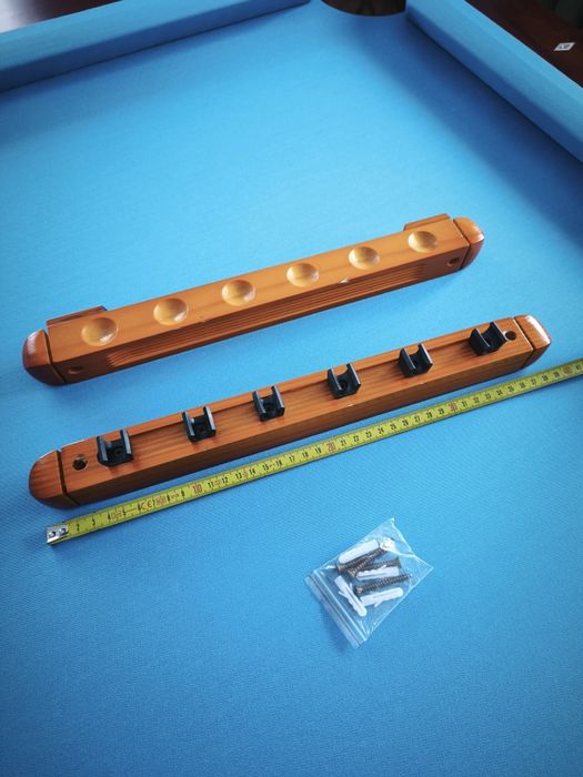 Suport de perete din lemn pentru 6 tacuri de biliard