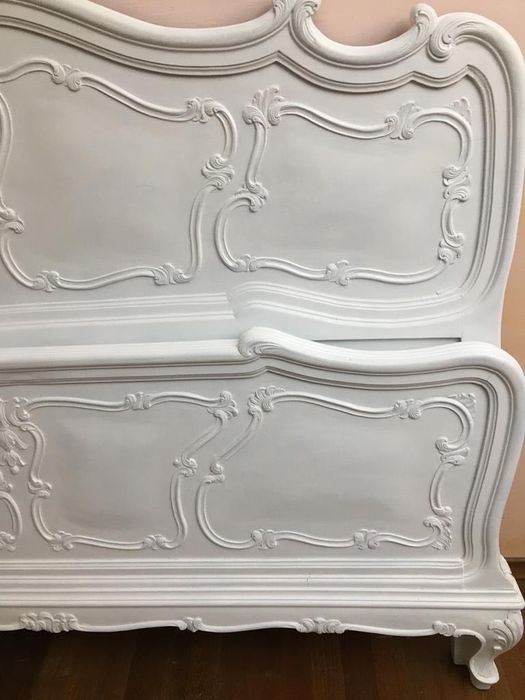Pat alb stil baroc din lemn