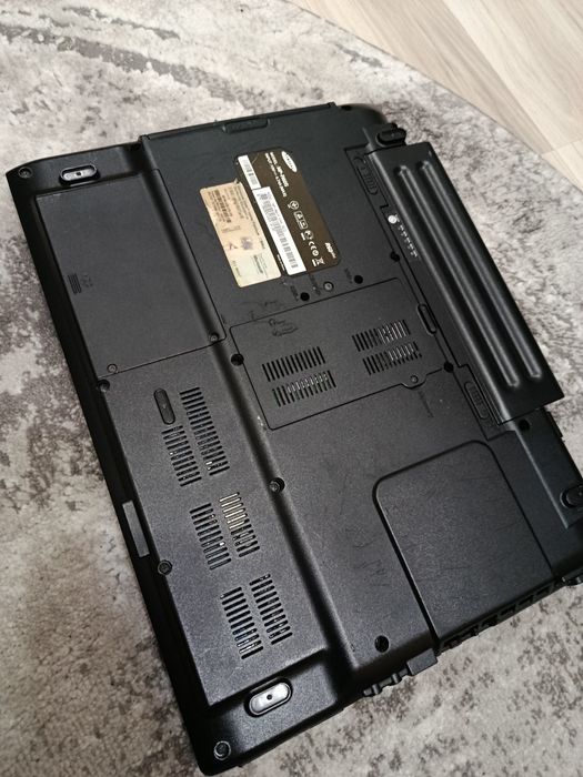 Laptop Samsung NP-R60S – pentru piese / nefuncțional