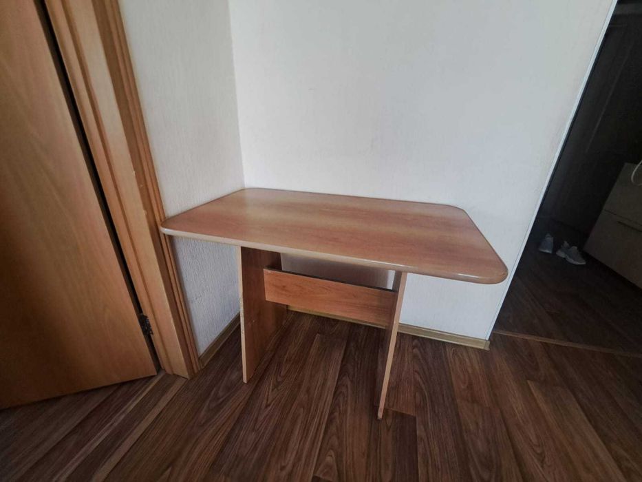 Стол для кухни или гостиной
