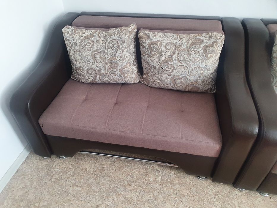 Продам два комплекта диванов