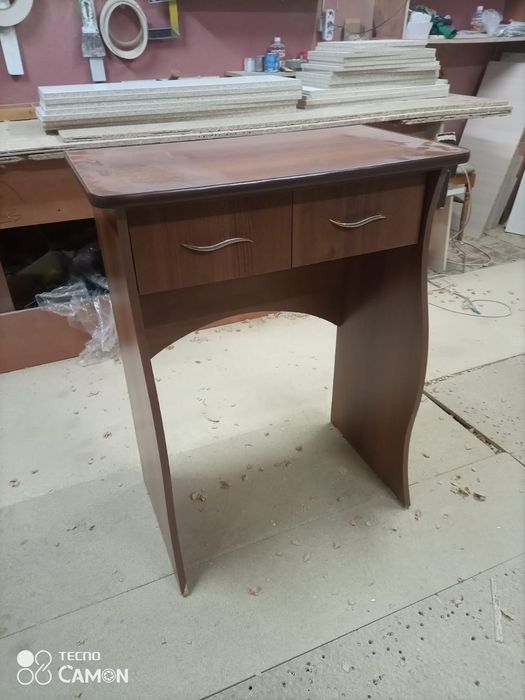 Столик туалетный