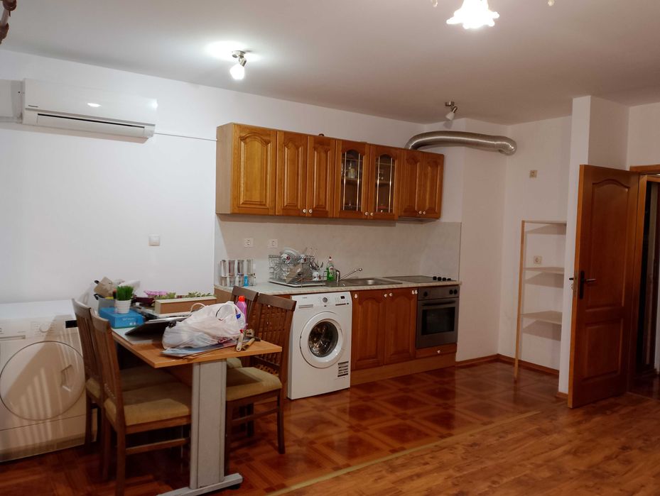 Дава под наем малък 2 стаен апартамент в гр.Бургас жк.Възраждане