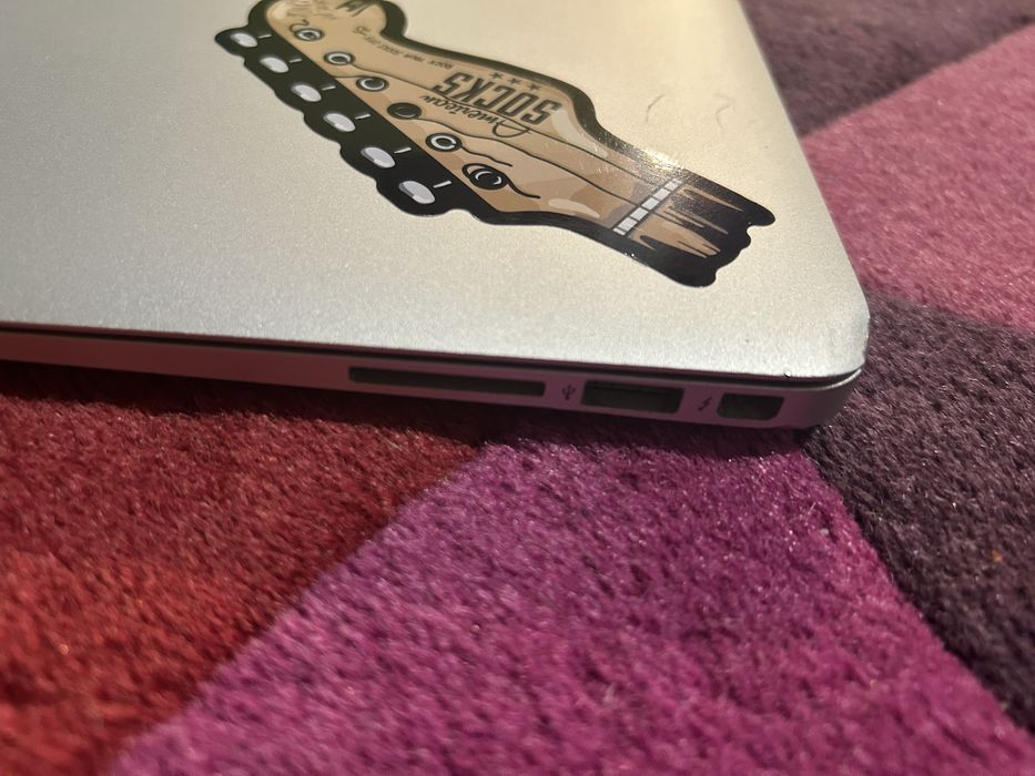 MacBook Air 13” Mid 2013 | i5 | 4GB RAM | 120GB SSD | Работи отлично