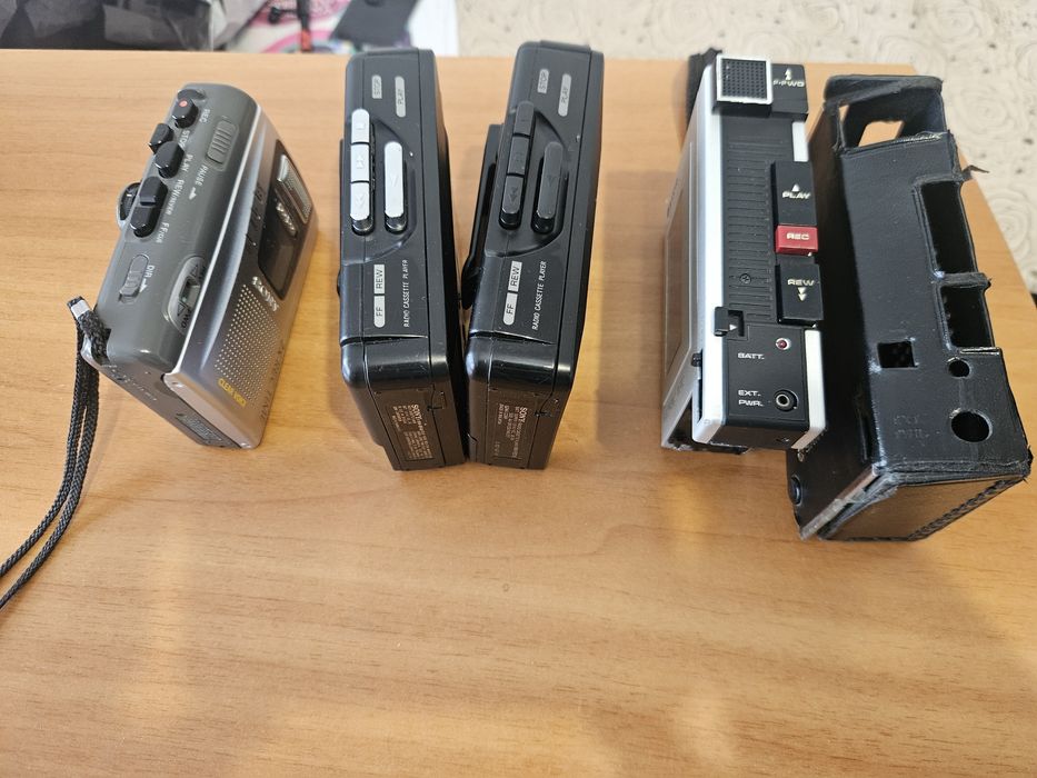 Lot 4 bucati walkman,  3 bucăți Sony si 1 bucata Sanyo.