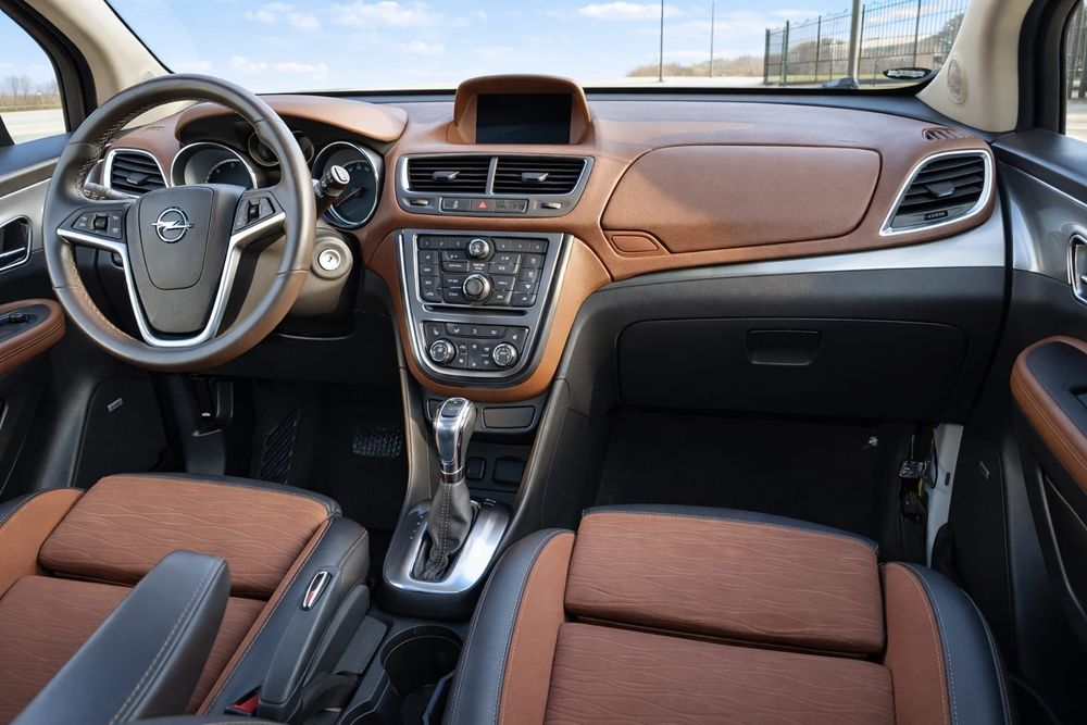 Vând Opel Mokka AUTOMAT, trapă,BOSE..alb perlat!