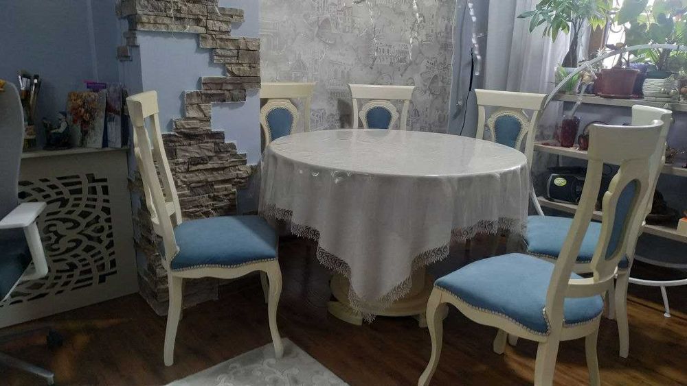 Стол круглый в комплекте со стульями