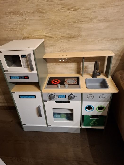 Продавам детска дървена  кухня HAPE