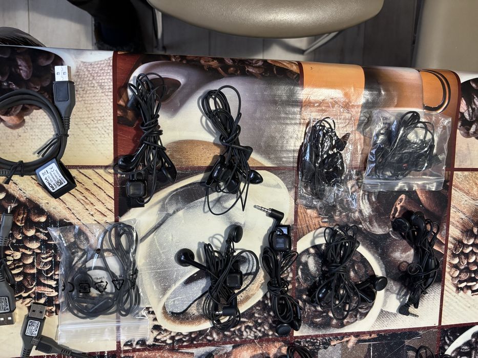 оригинални зарядни и слушалки Nokia