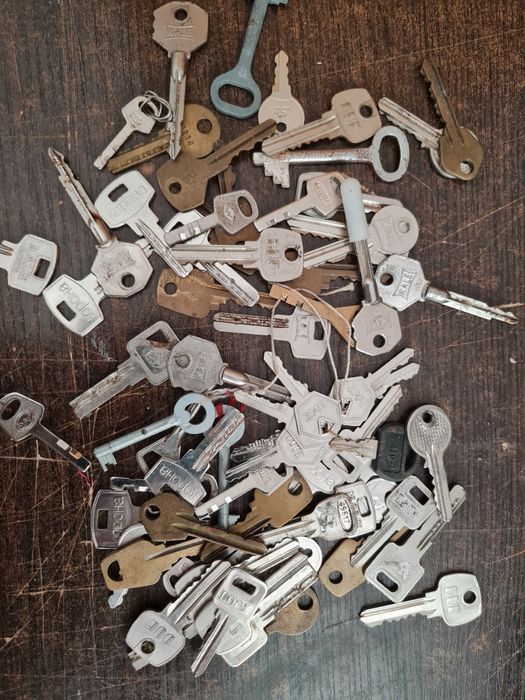 Продаются ключи, вешалки, смеситель, кабель для компьютера