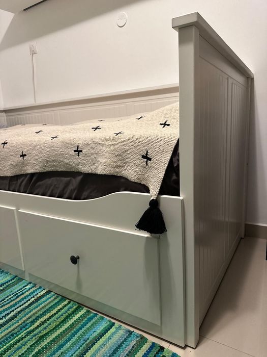 Pat IKEA alb cu sertare – stare foarte bună, spațios și practic