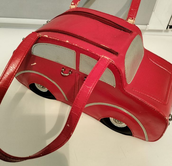 продам женскую сумку в виде машины, недорого