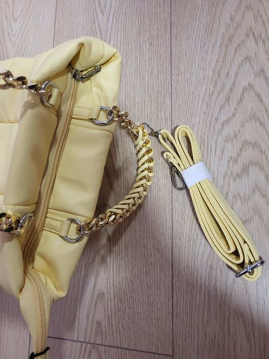 Жълта чанта с вътрешни джобове