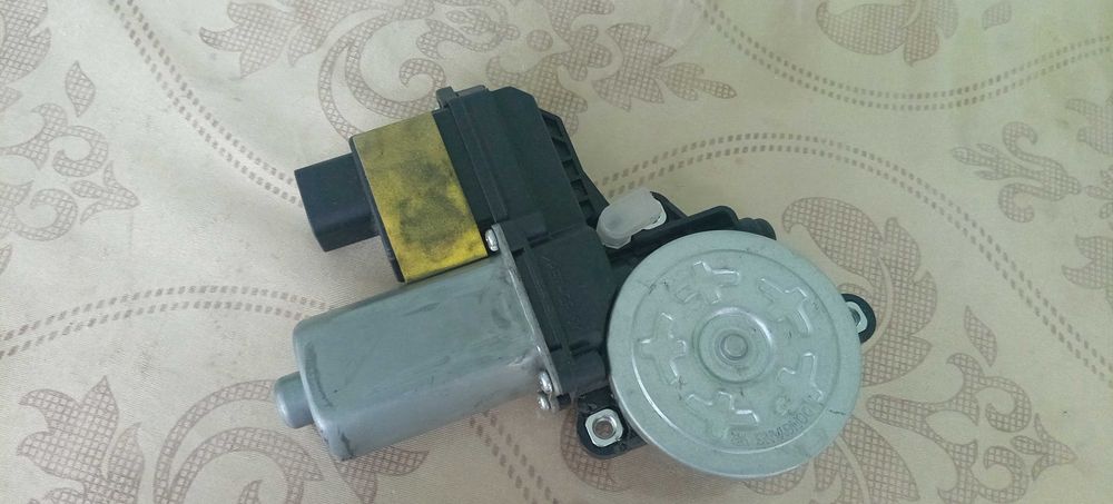 Стеклоподёмник Нехиа 3 автомат