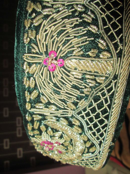 boneta  catifea cu pietricele si   broderie adult