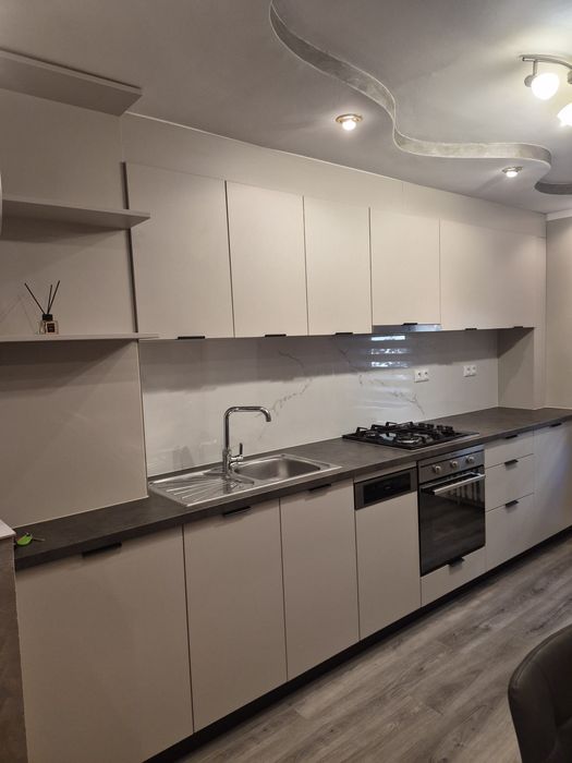 Închiriez apartament cu 3 camere