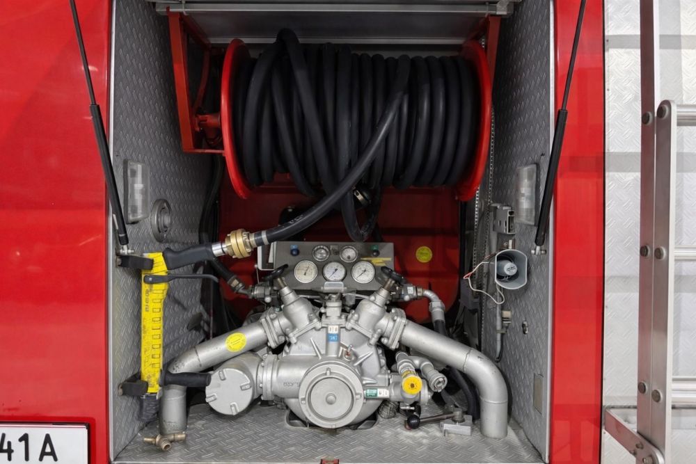 Mașina de pompieri 3000 L,  Steyr 4x4, echipată si înmatriculată