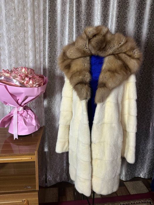 Натуральные шубы из меха Норки с отделкой из меха Соболя .